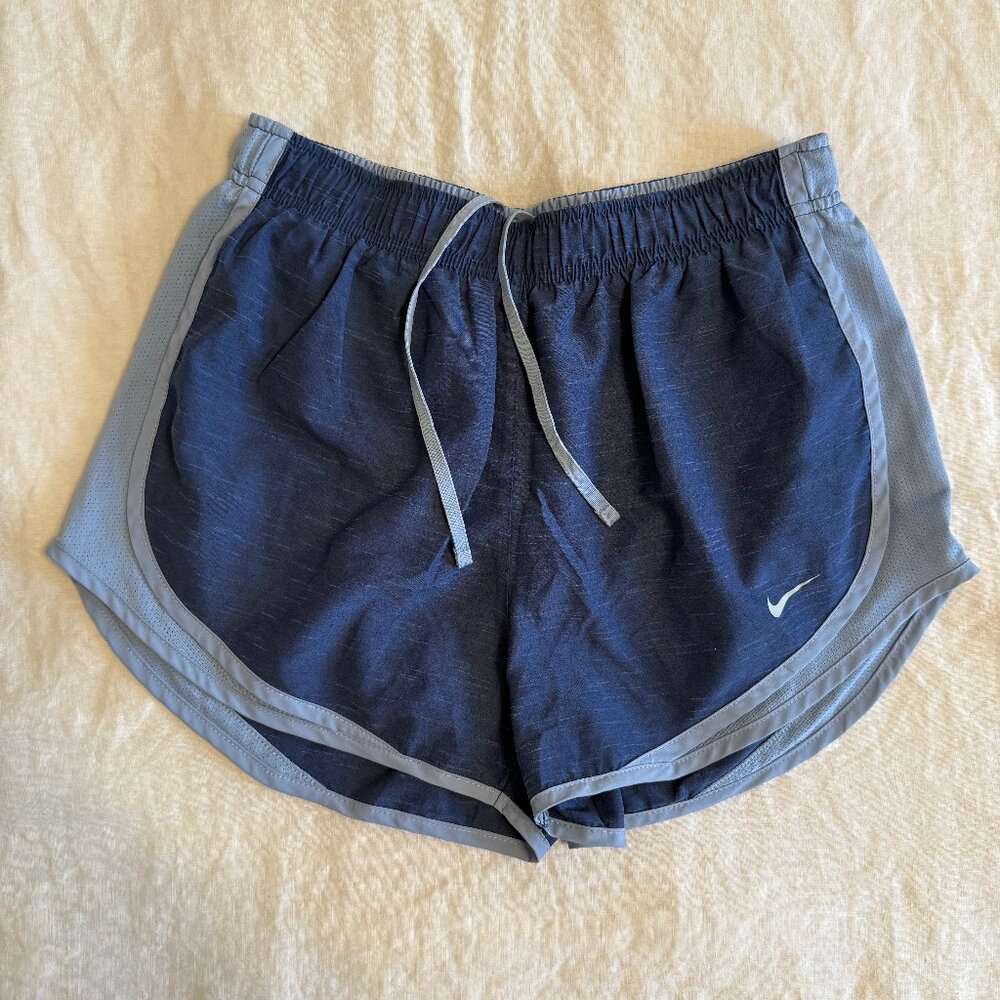 NWOT - Nike Women's Dri-FIT Mid-Rise Brief-Lined Running Shorts (size medium)